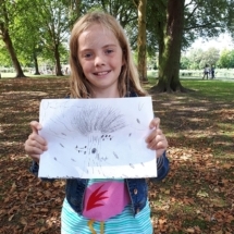 Eva tekent met fineliner en potlood een knotwilg